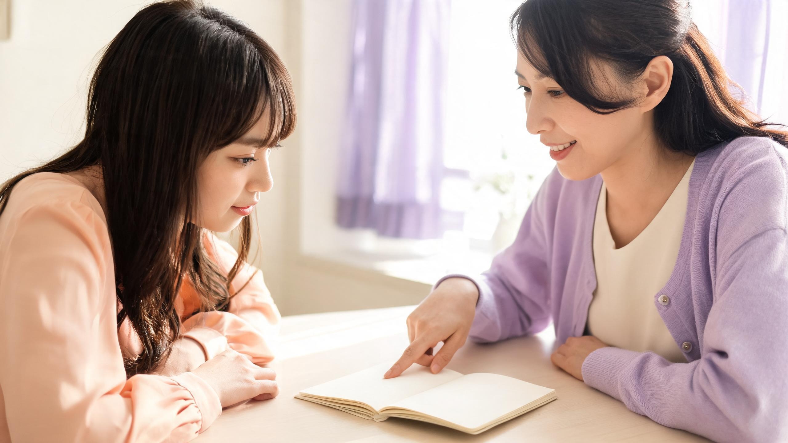 ノートを広げて丁寧に説明を受けるイメージ